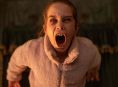 Abigail menenggelamkan giginya ke rilis rumah besok