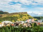 Kru darurat yang ditugaskan untuk memadamkan kebakaran di Arthur's Seat di Edinburgh semalam