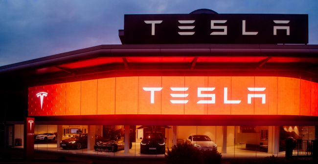 Musk secara keliru mengklaim bahwa Tesla FSD 10 kali lebih aman daripada mengemudi manusia biasa