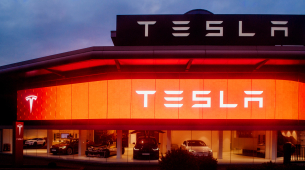 Musk secara keliru mengklaim bahwa Tesla FSD 10 kali lebih aman daripada mengemudi manusia biasa