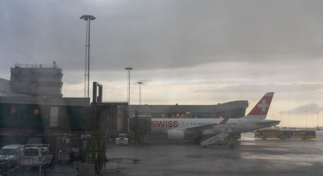 Swedia terpaksa menutup bandara terbesar kedua setelah penampakan pesawat tak berawak (yang pertama bagi negara itu)