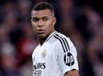 Kamera menangkap Kylian Mbapp&eacute; meminta rekan setimnya untuk tidak berdiri untuk berjalan kehormatan ke Barcelona