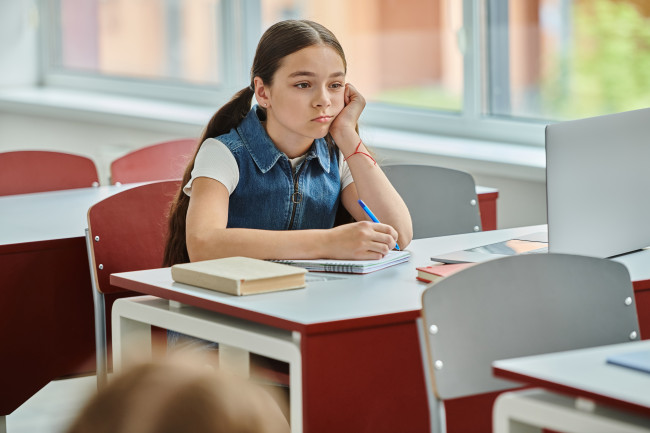 Studi menemukan anak-anak kulit putih kelas pekerja ditinggalkan oleh sistem pendidikan